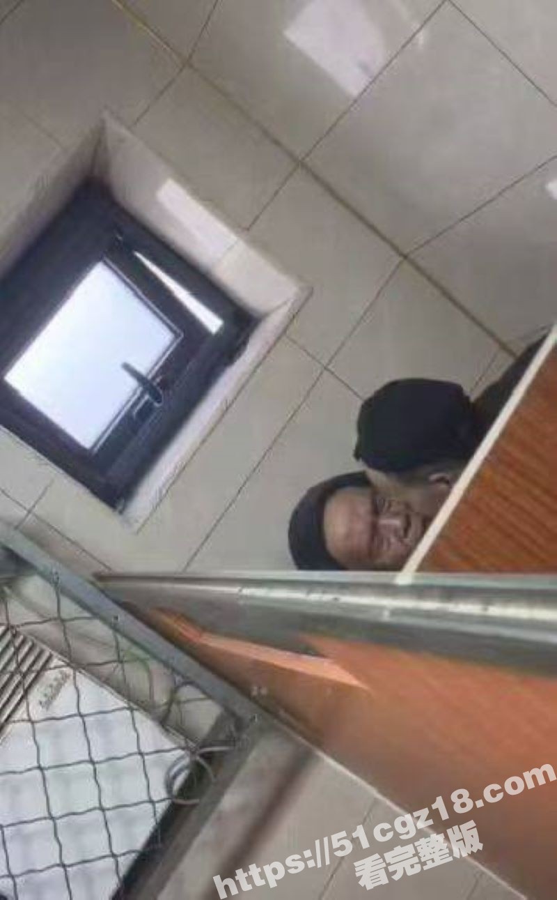 成都公共厕所惊现老年基佬激情互啃 场面极其夸张 也只有空巢老人内心才这么空虚吧！