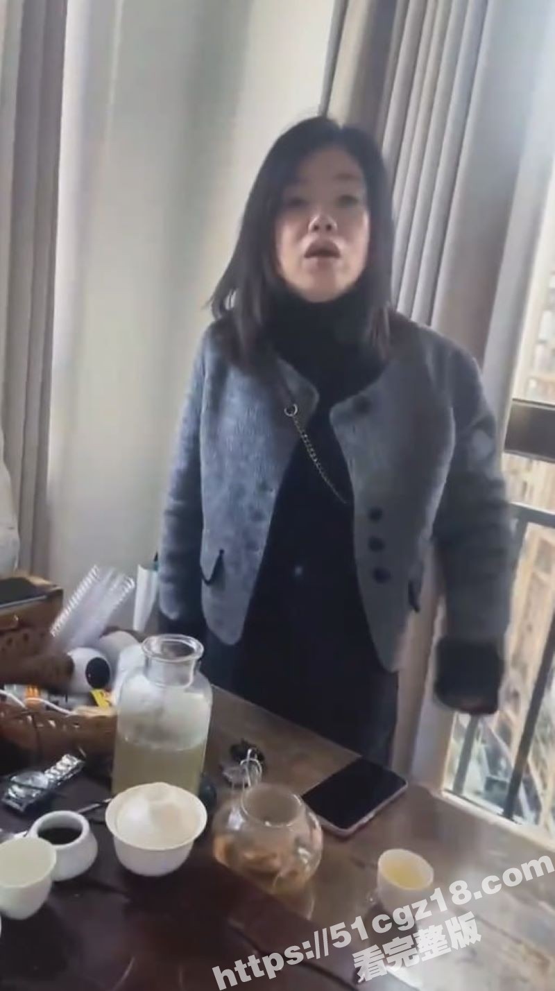 福建福州原配现场捉奸亲妹妹与老公做爱 竟然在沙发上就给姐夫口交 这份彩礼花的值啊姐妹花都掏上了！