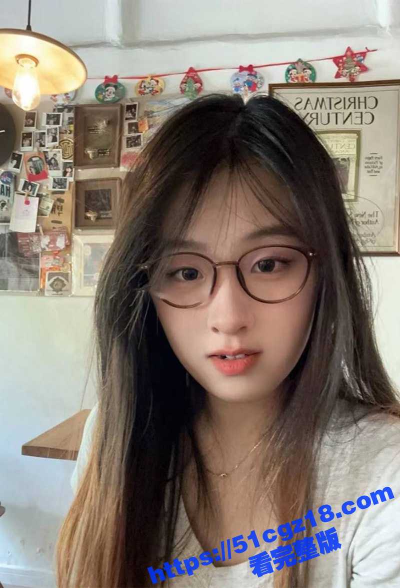 超可爱童颜巨乳学生妹相关图片