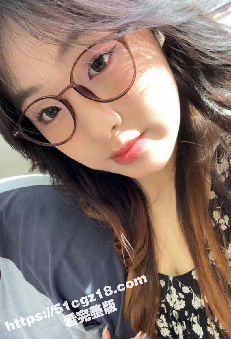 超可爱童颜巨乳学生妹相关图片