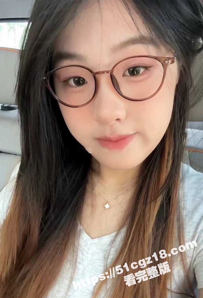 超可爱童颜巨乳学生妹相关图片