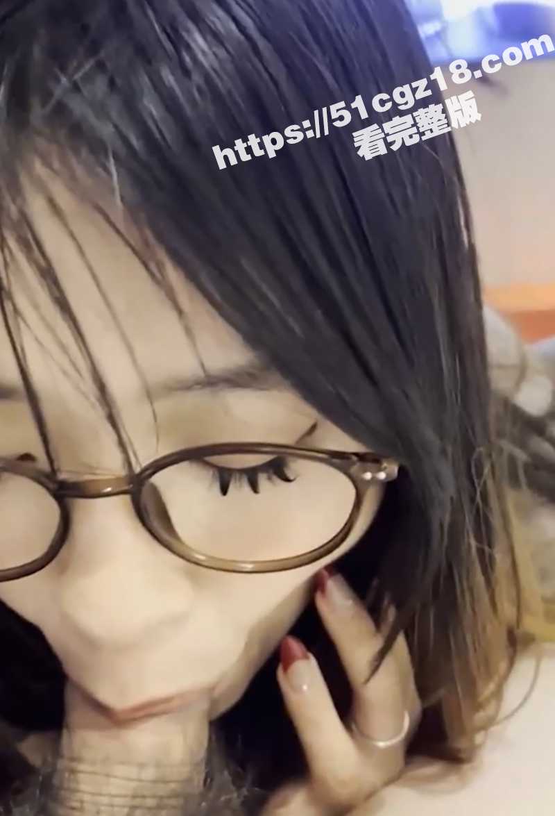 超可爱童颜巨乳学生妹相关图片