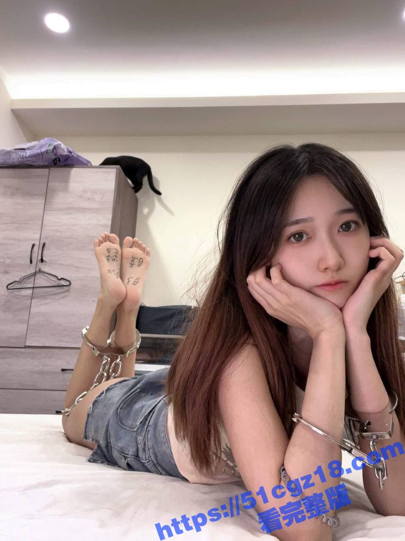 反差学生妹裸足诱惑私相关图片
