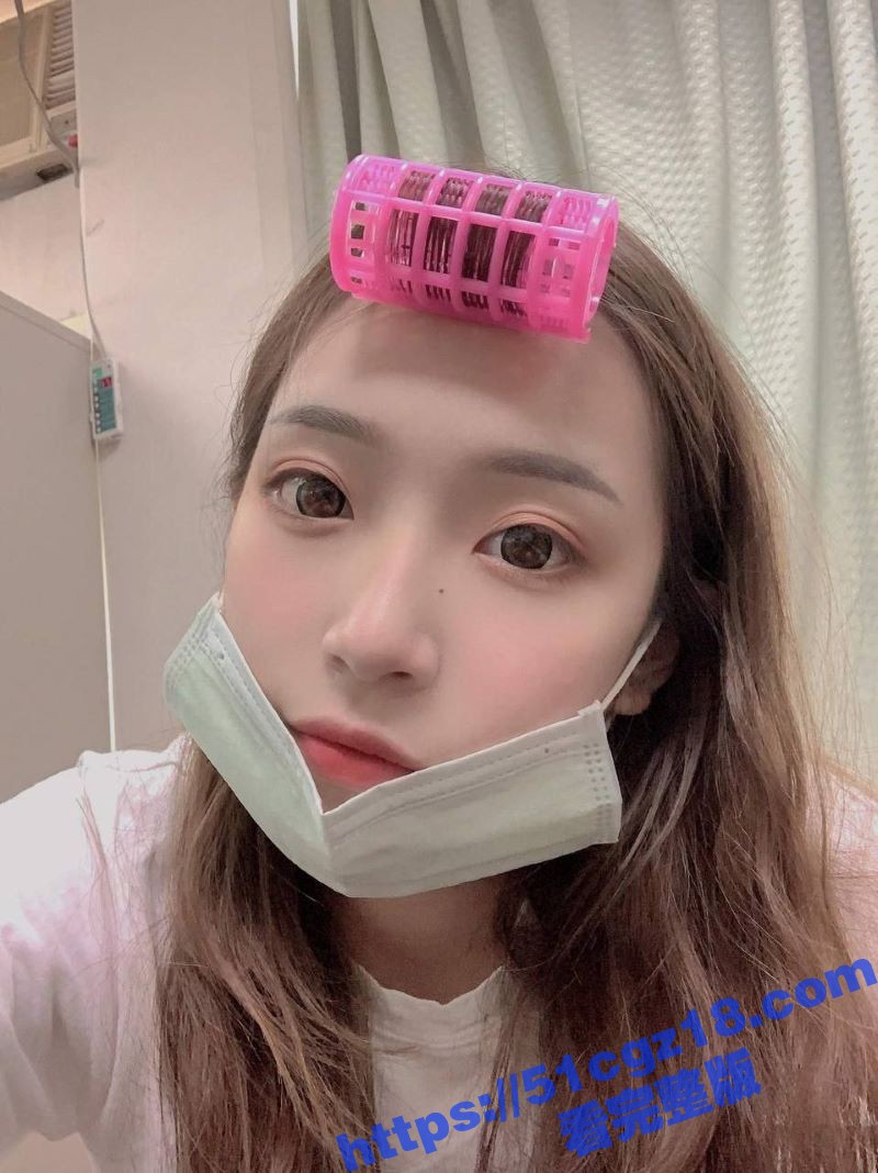 反差学生妹裸足诱惑私相关图片