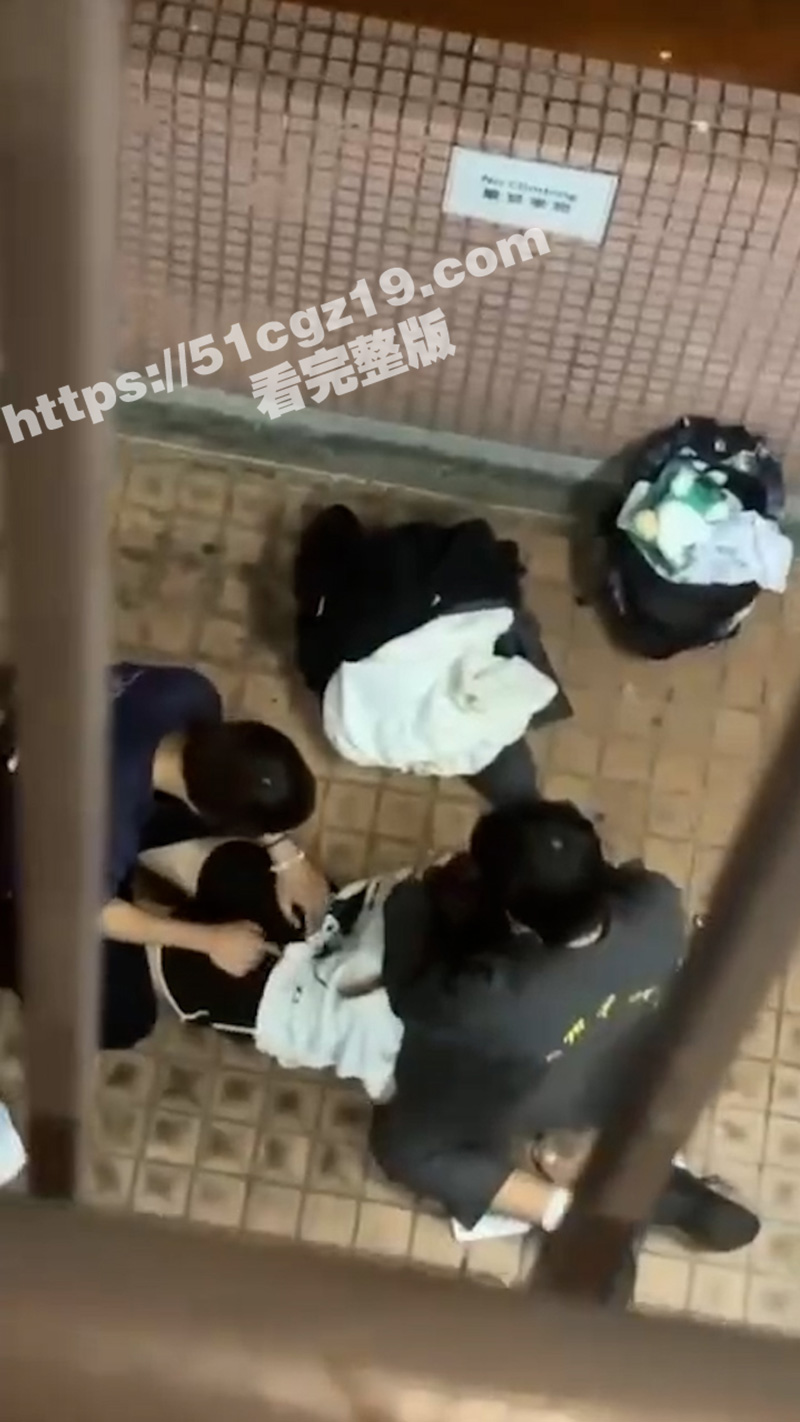 香港屋苑平台3P性爱派对 天台上的淫乱狂欢 前后夹击爽到停不下来！