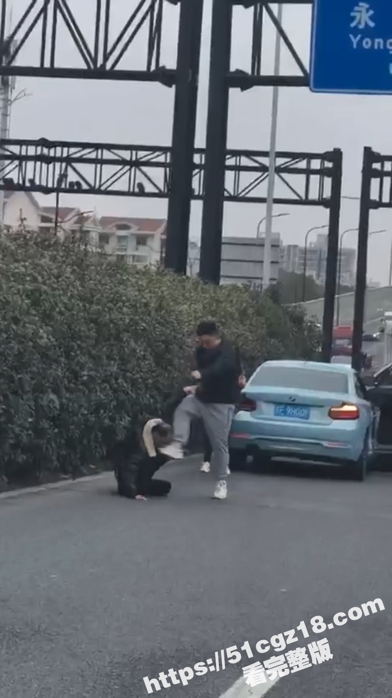 上海路虎男暴打老丈人相关图片