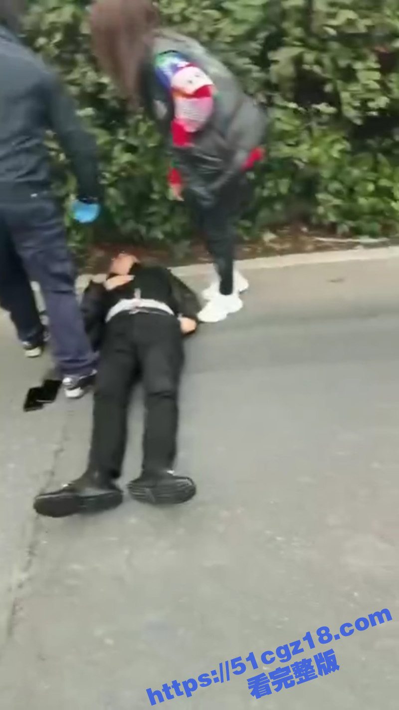 上海路虎男暴打老丈人相关图片