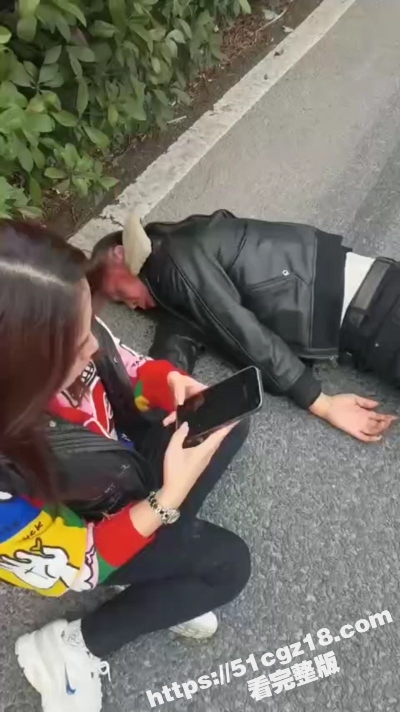 上海路虎男暴打老丈人相关图片