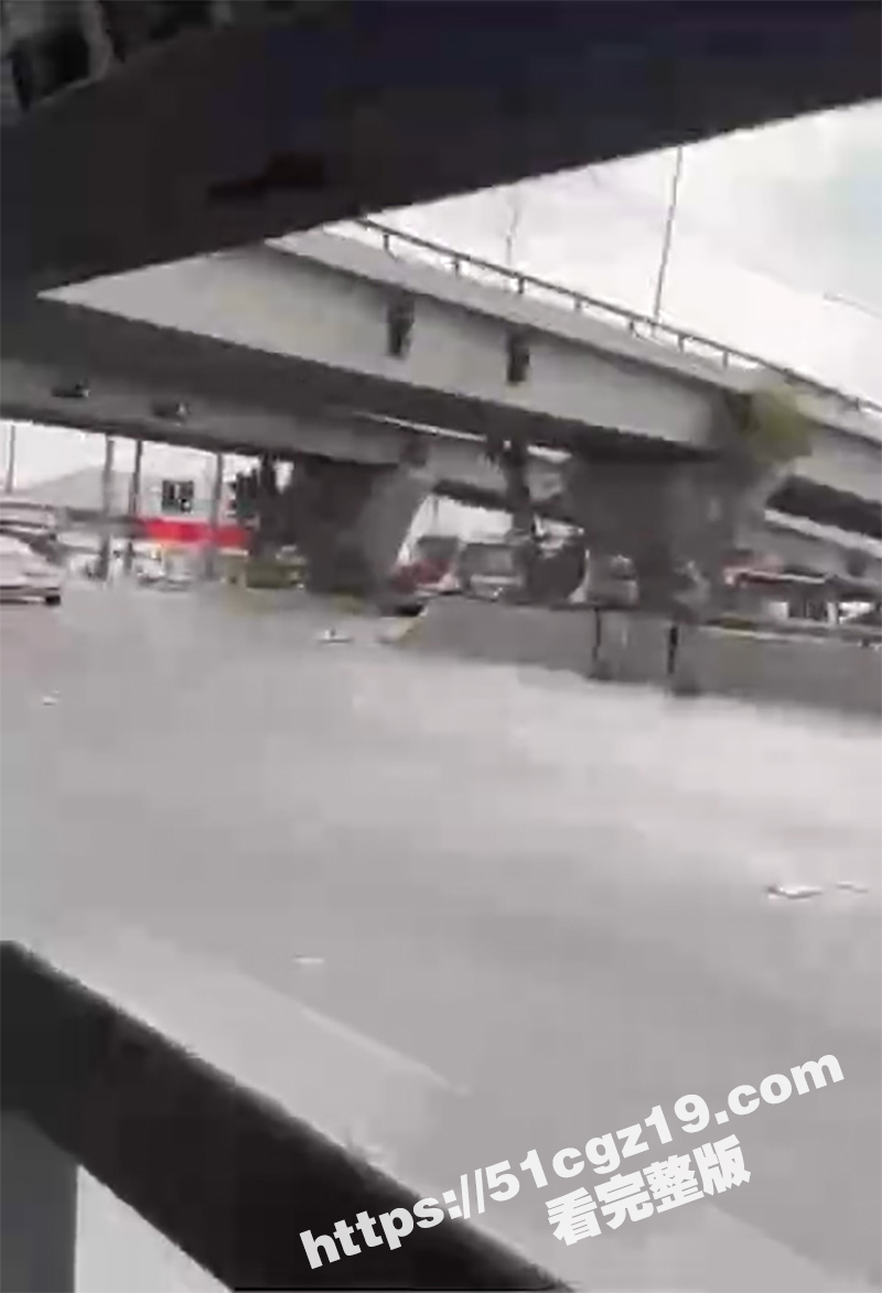 国外男子浑身鲜血欲跳相关图片