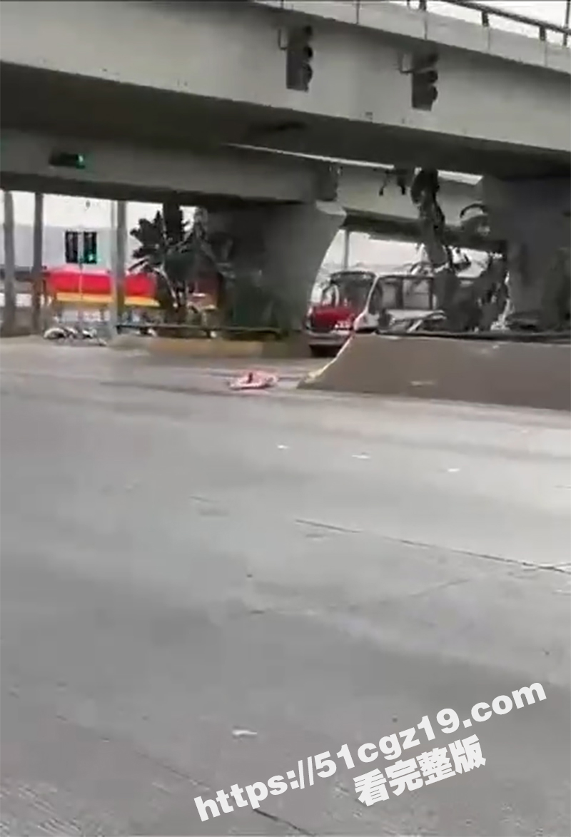 国外男子浑身鲜血欲跳相关图片