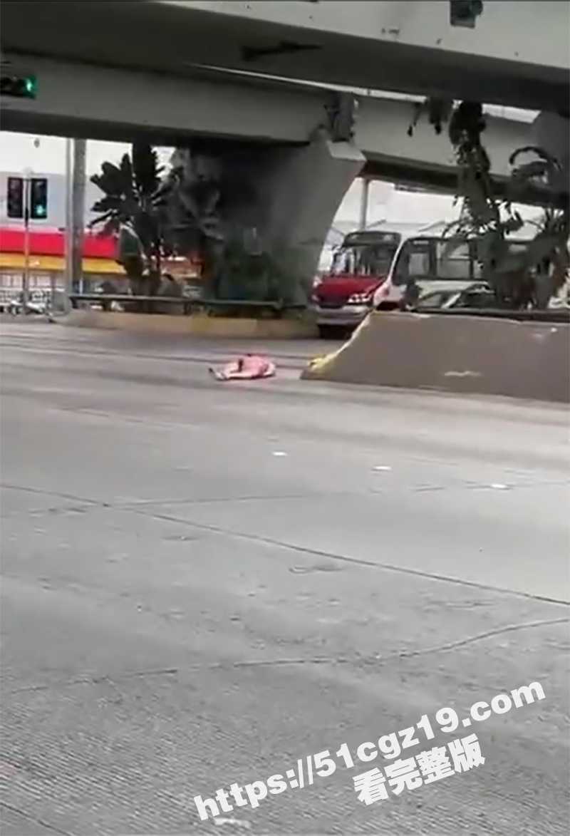 国外男子浑身鲜血欲跳相关图片