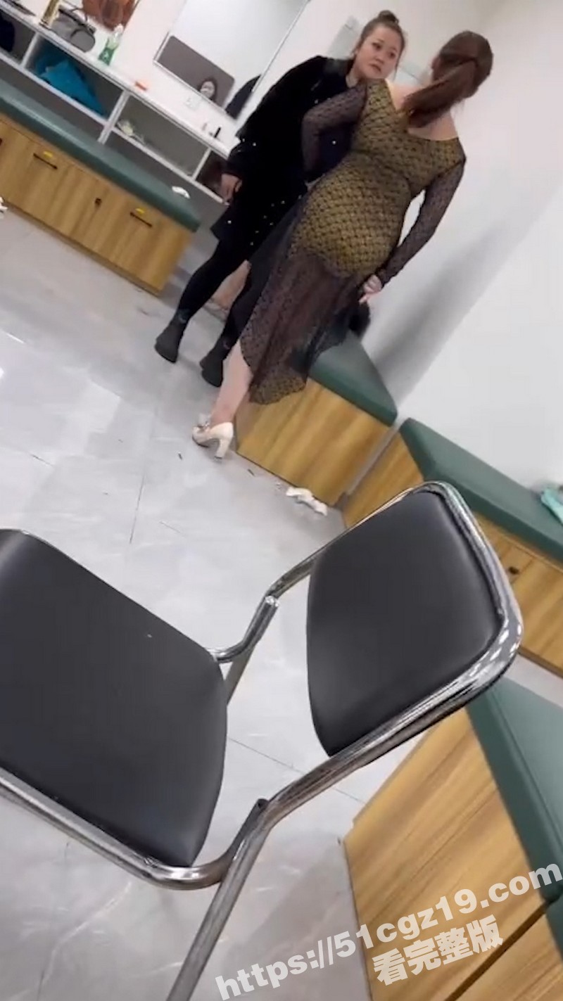 公关室中年妇女露奶吵架 顶着两颗巨大的奶子疯狂对骂 少妇这奶子都快甩飞了！