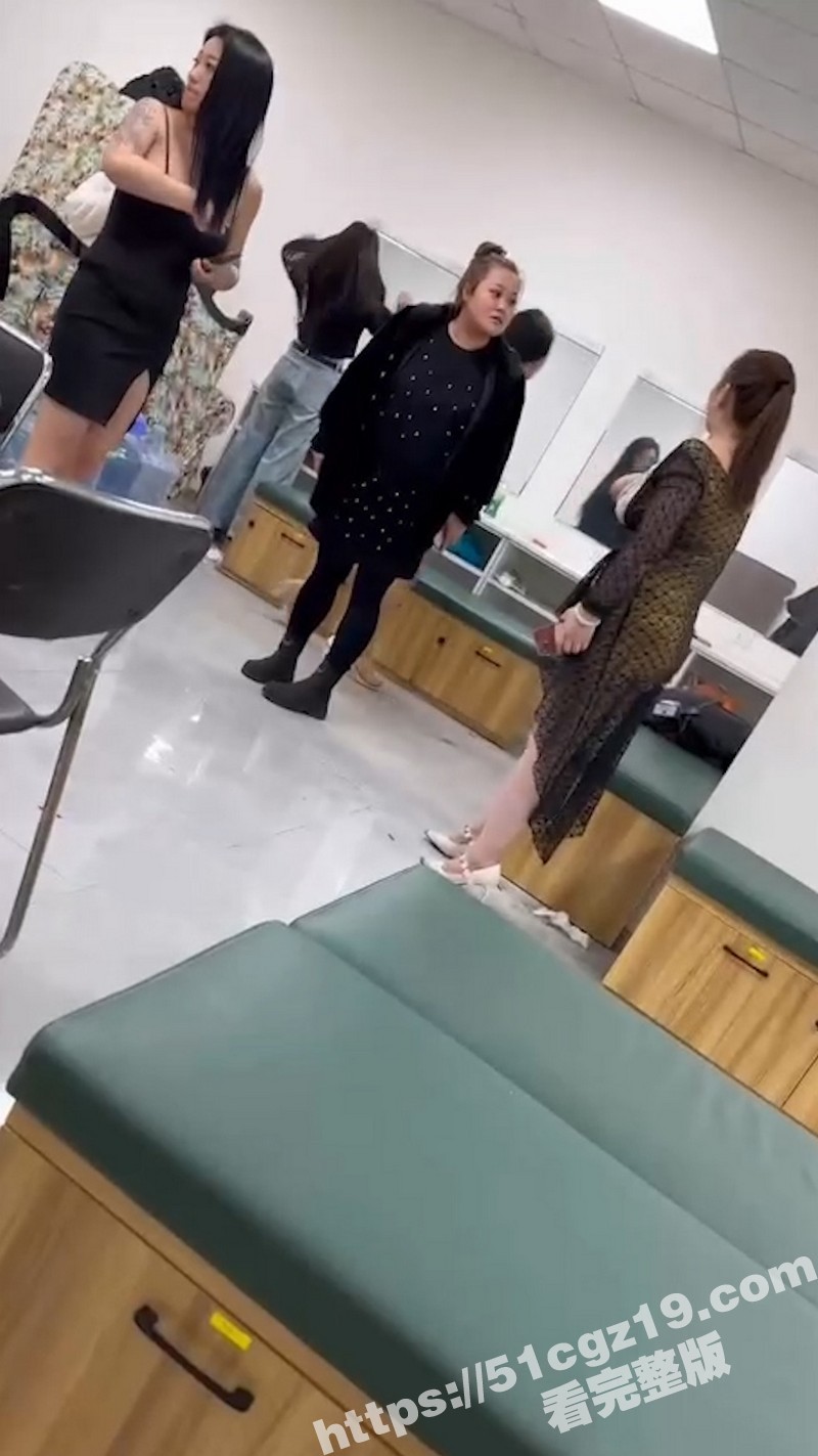 公关室中年妇女露奶吵相关图片