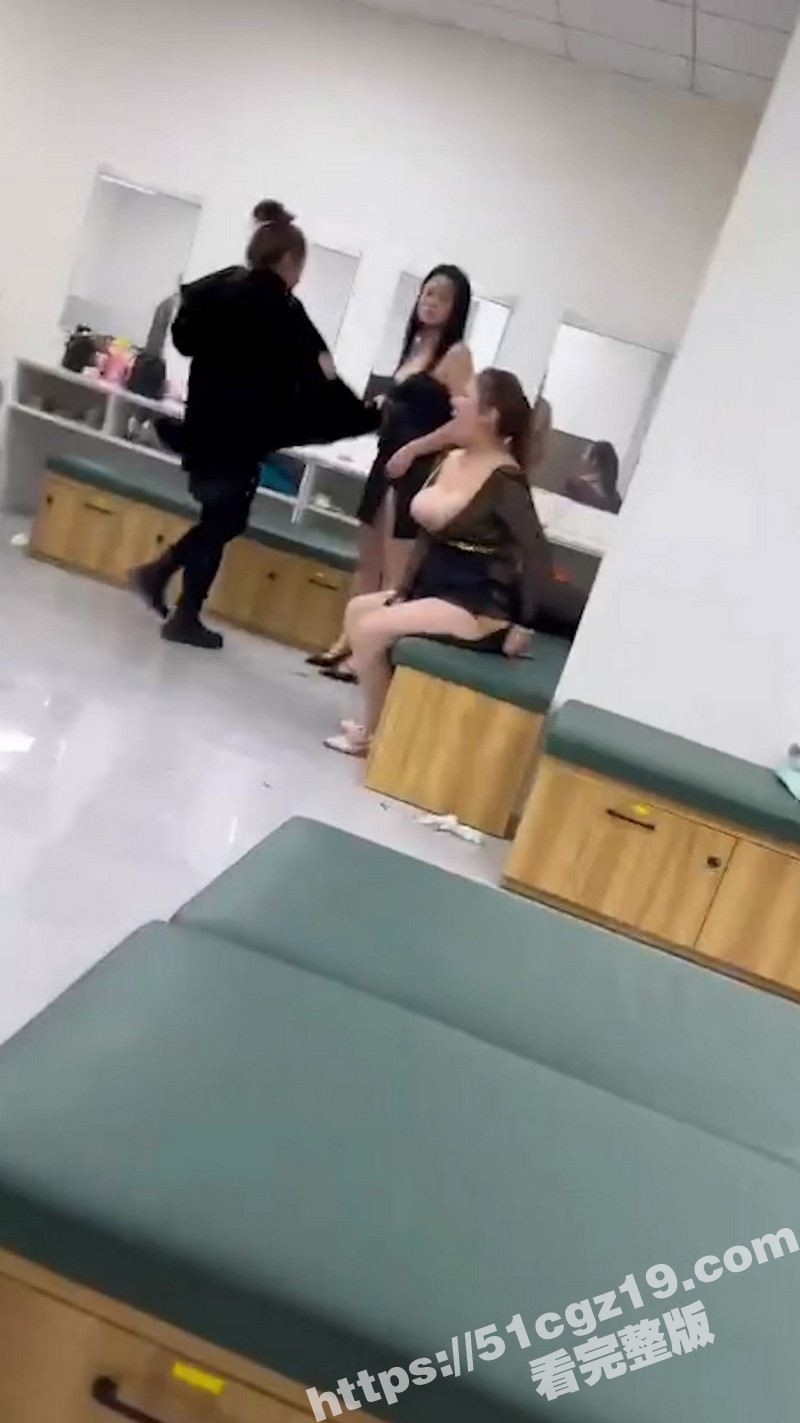 公关室中年妇女露奶吵相关图片