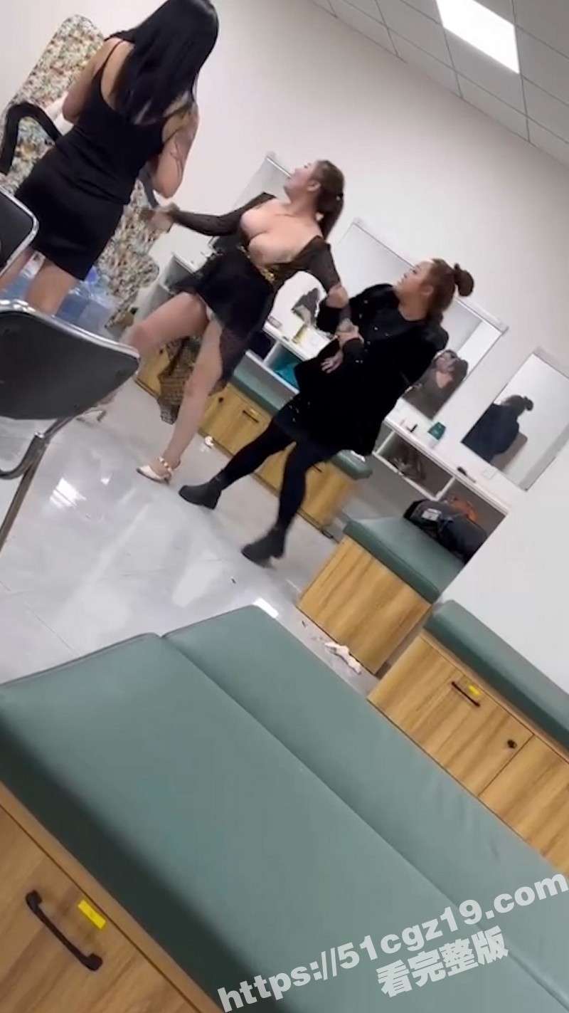 公关室中年妇女露奶吵相关图片