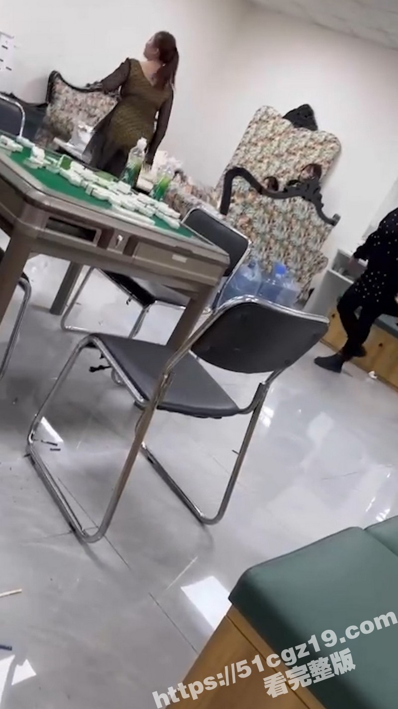 公关室中年妇女露奶吵相关图片