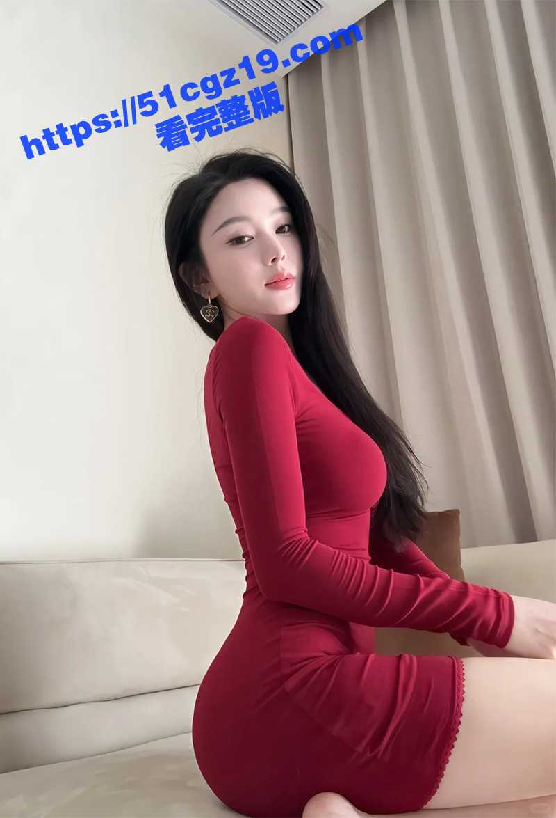 厨房里的贤妻荡妇 老公掀起上衣揉捏双峰调情 淫妻跪地口交挑逗 大屌后入猛操骚穴内射