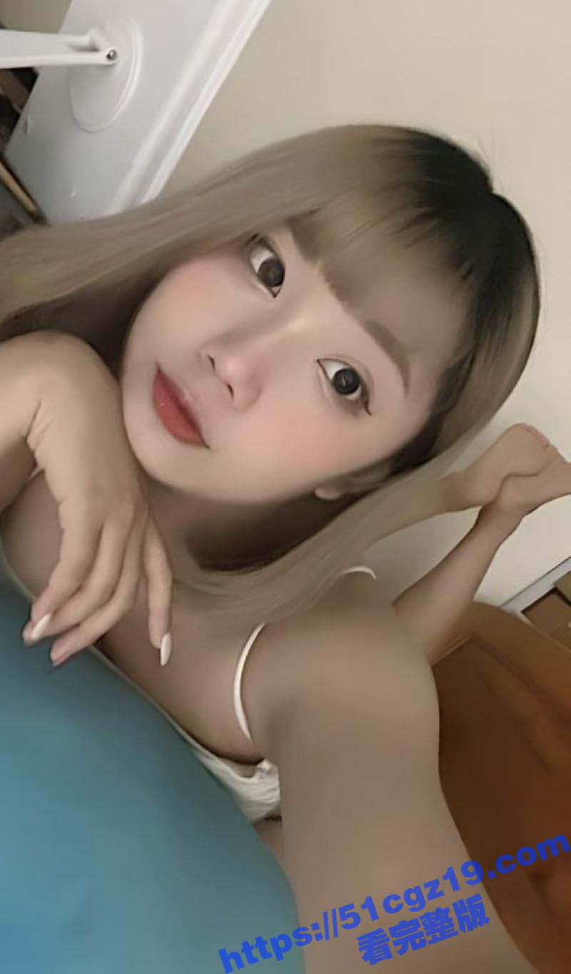 瓜友投稿！清纯巨乳女友遭调教视频流出 童颜巨乳小母狗埋头舔屌 深喉吞精爽到淫叫连连！