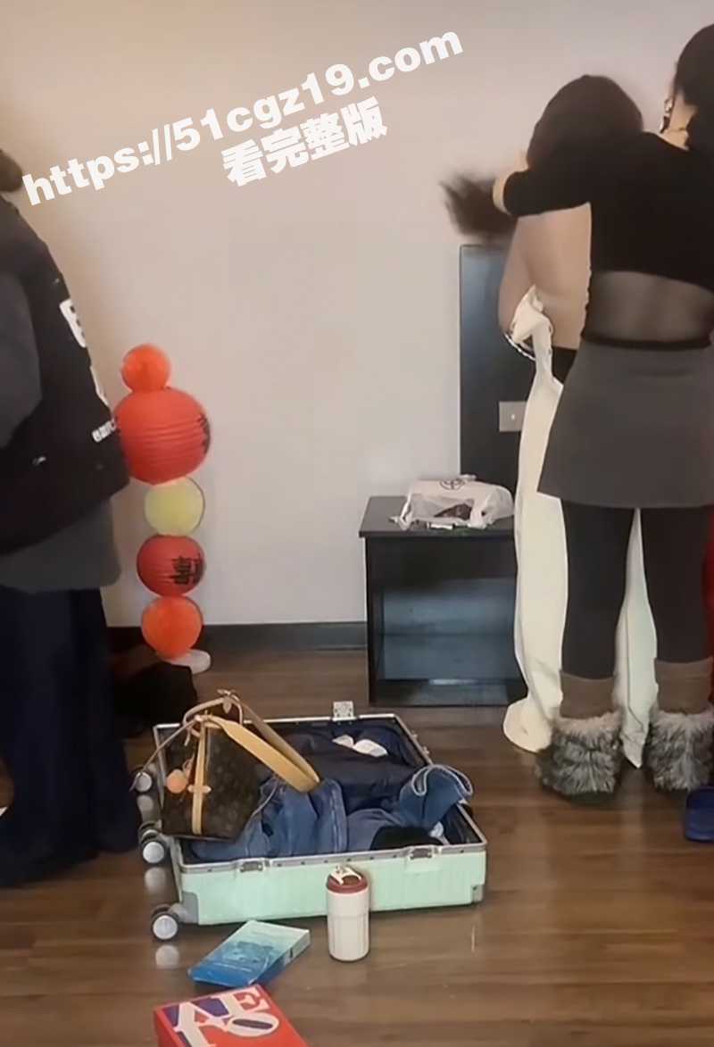 抖音主播 七月化妆总监COCO 直播为新娘化妆 竟意外录下新娘上身全裸换装视频 火爆全网！