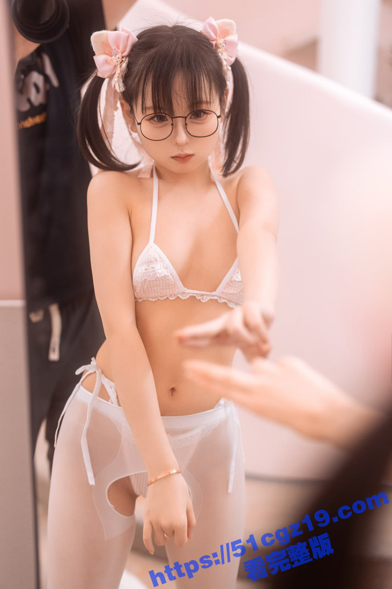 极品双马尾萝莉 幼水铃衣 定制私拍 清纯少女摆弄各种羞耻动作拍摄 毫无地线的楼道露出