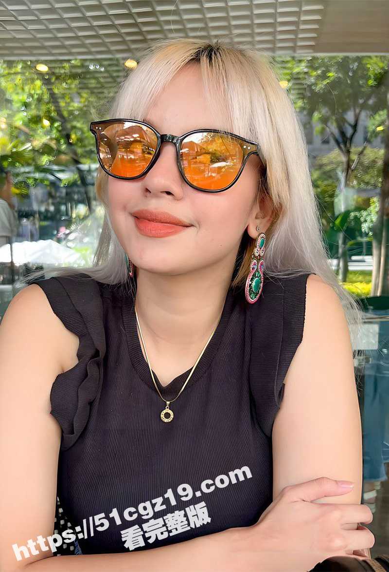 国外巨乳美妆博主 D相关图片