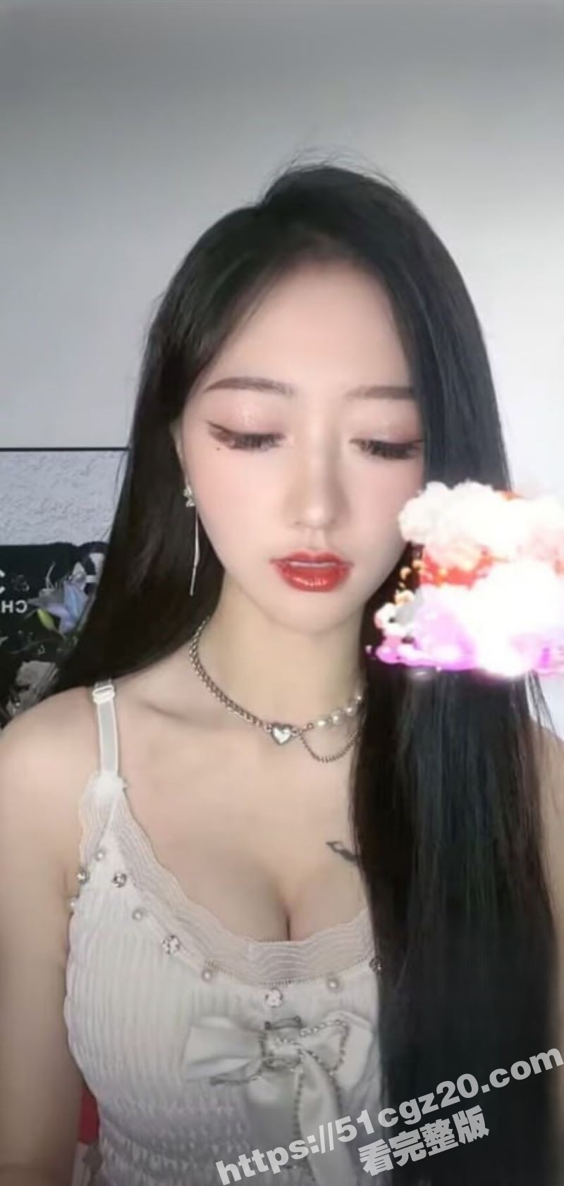 抖音反差婊网红 蜜桃妹 跟金主视频裸聊遭曝光 呻吟发骚脱衣诱惑 脸穴同框掰逼自慰！