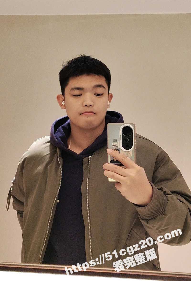 男学生在自习室软件WeStudy上直播打飞机 巨屌狂甩射精 看呆同屋眼镜妹
