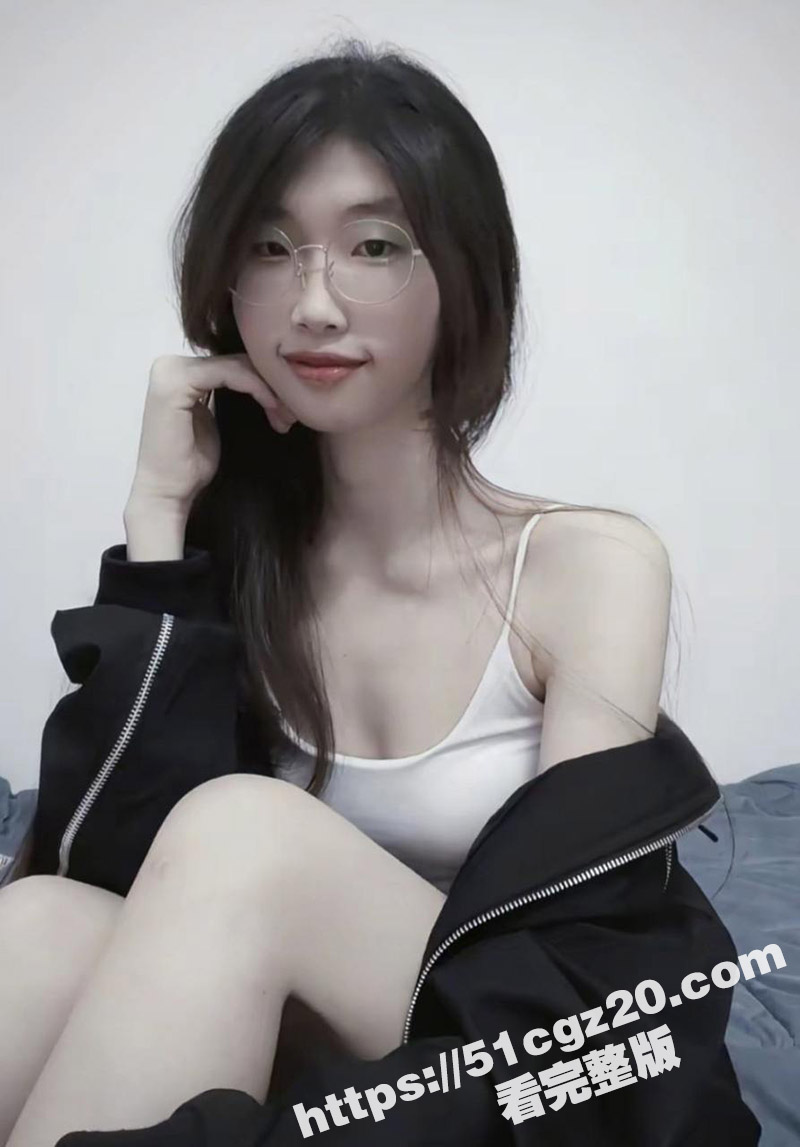 烟台大学反差眼镜妹杨相关图片