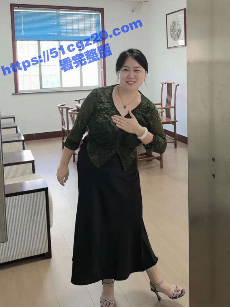 海角乱伦大神 变态的我和妈妈 趁骚妈睡觉进屋挑逗 拿来性爱椅女上位骑乘 爆操母亲骚穴！