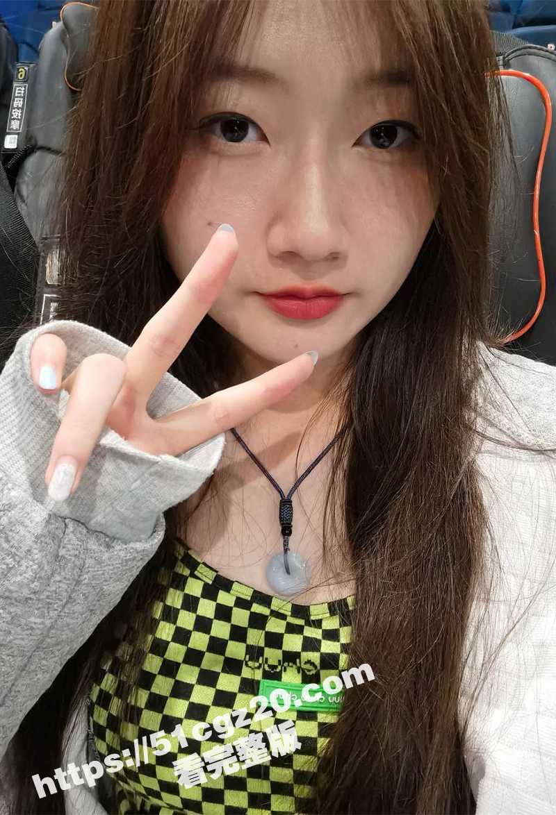 清纯校花学姐 自慰视频被曝 女神竟是反差骚货 抠穴自拍淫水拉丝 木柄插逼玩到喷水！
