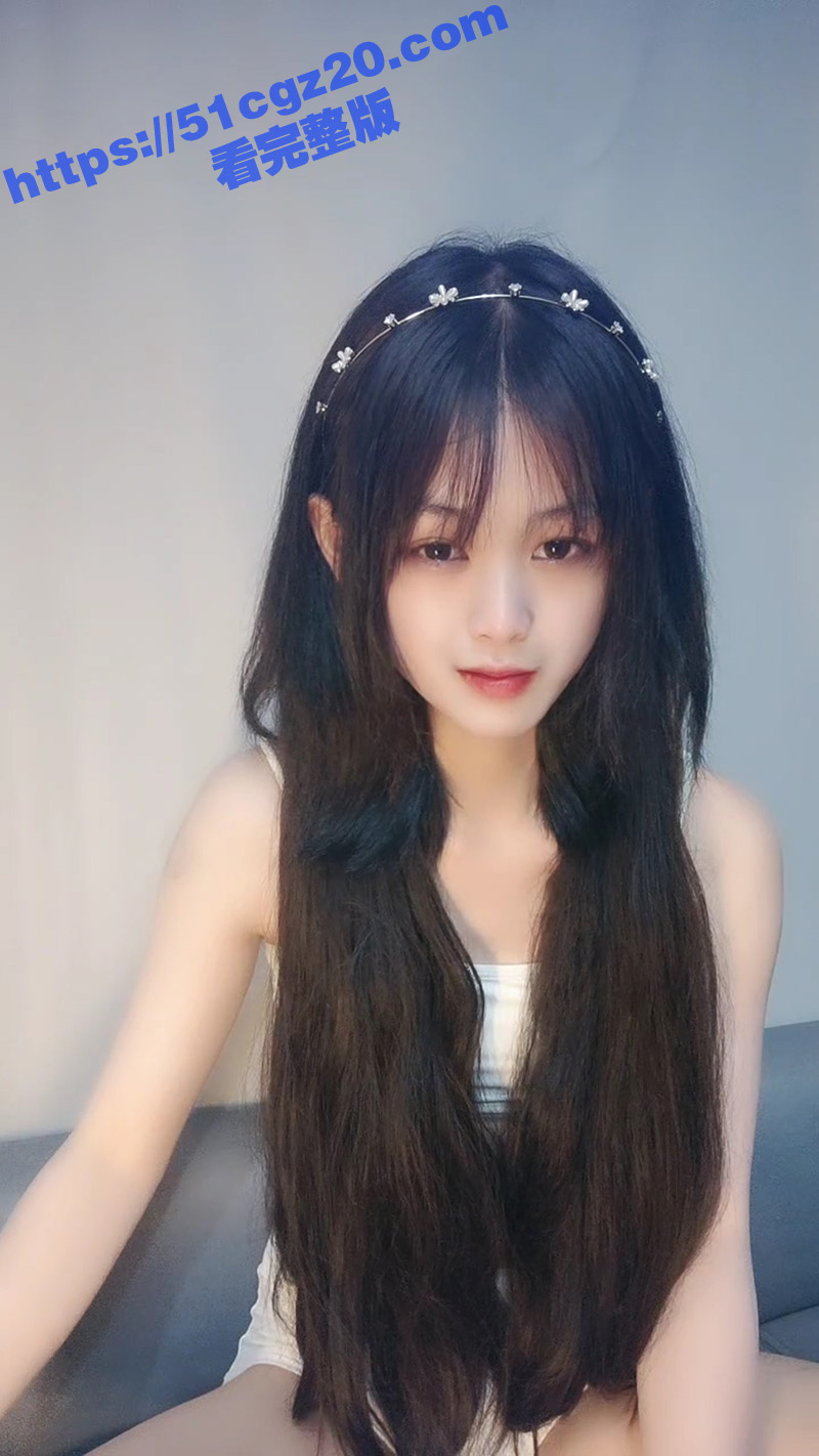 清纯乖巧小萝莉深夜直播 较小身躯上演大尺度自慰表演 坐在假鸡巴上大力抽插
