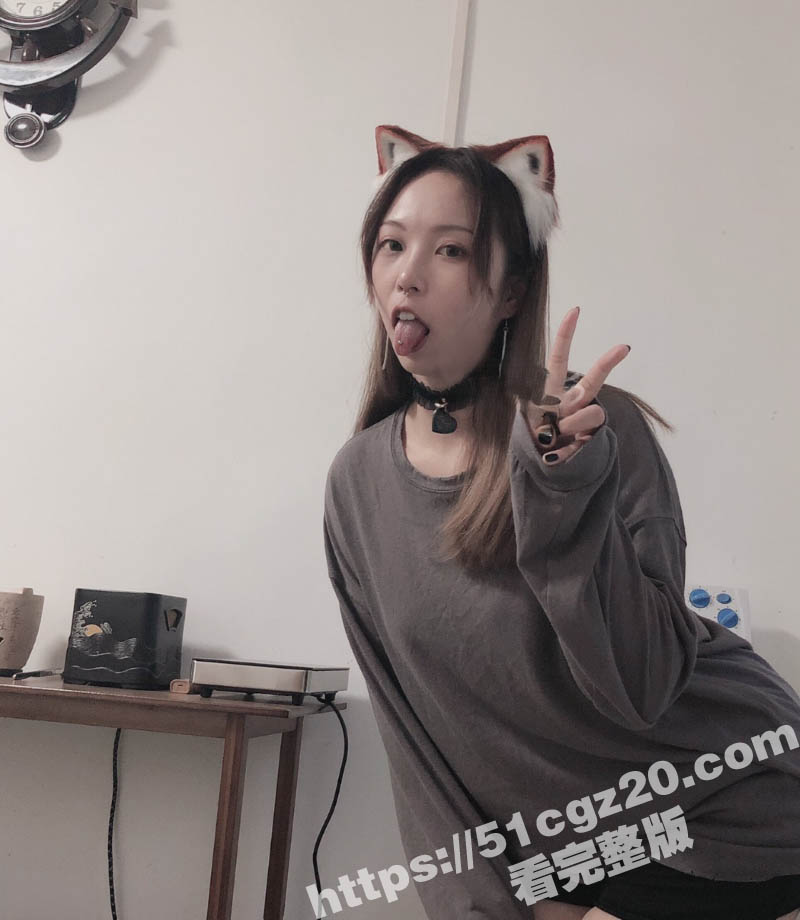 推特符文母狗 白先生的小喵呜 被男友调教曝光 清纯嫩妹秒变肉便器 各种舌钉乳钉撒尿玩弄！