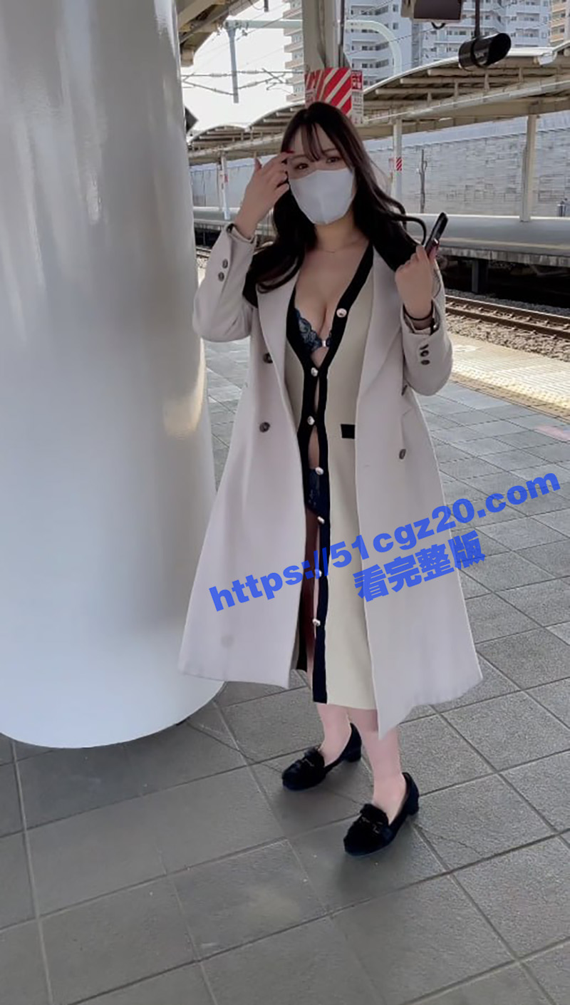 气质少妇为了主人的任务 竟在电车上露脸拍摄露出视频 白嫩美腿下性感蕾丝内裤春光乍泄