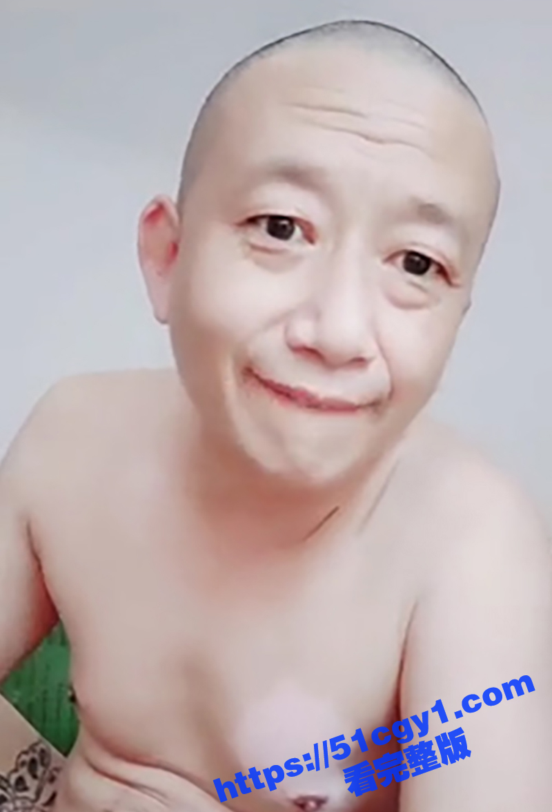 光头父亲携手亲女儿直相关图片