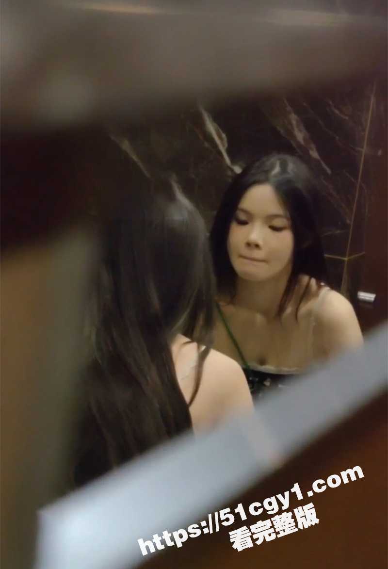 全网极品女神主播厕拍首发 脸逼同框偷感十足！正面露脸蜜穴滴尿 顶级闯拍高清特写！