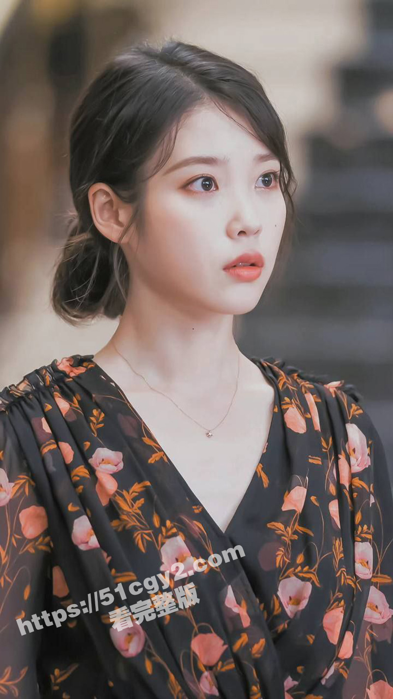 韩国歌手IU 李知恩 袖口疑似走光露奶 狗仔拍摄技术是真的强 挺拔的奶子一览无余！