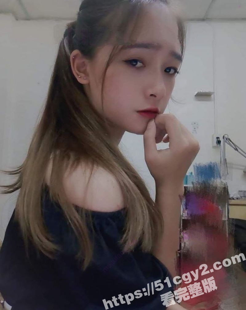 反差少女遭渣男公开售卖性爱视频 被按头强制口爆吞精 女上位骑乘让人欲罢不能！