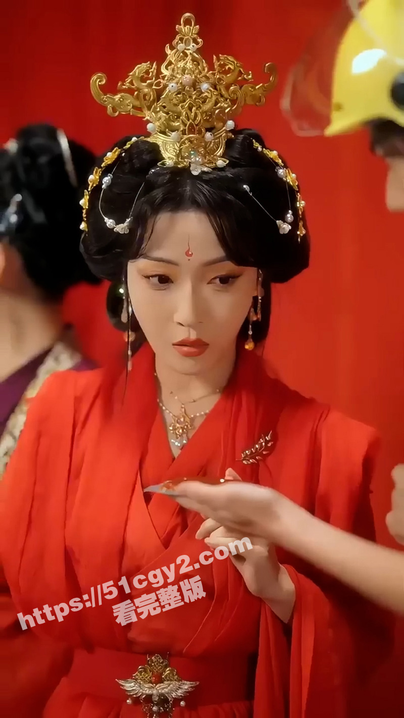 每日短剧《看我降服暴力女帝》小伙手握无限宝石古今来回穿越 直接拿AK47比武招亲！