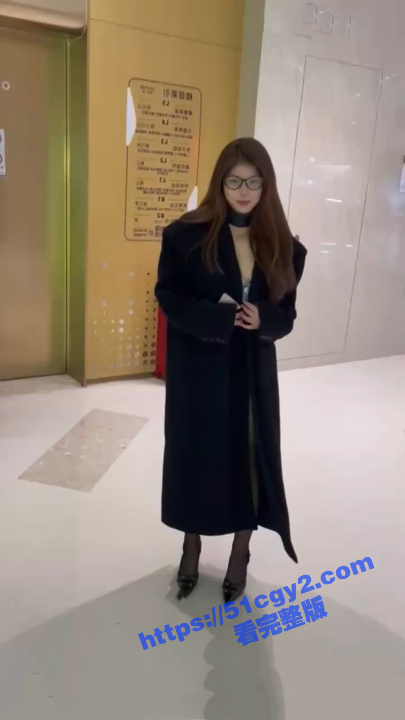 推特大神 猛男 商场公开调教黑丝女奴 当众扒衣裸露胸脯 各种场所掰穴自慰！