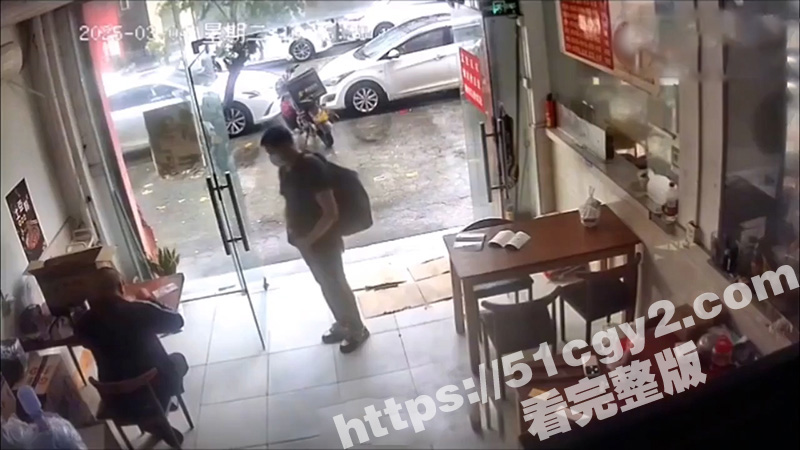 瘸腿男子进店求职被拒 下一句话让老板决定出手帮忙 人间自有真情在啊！