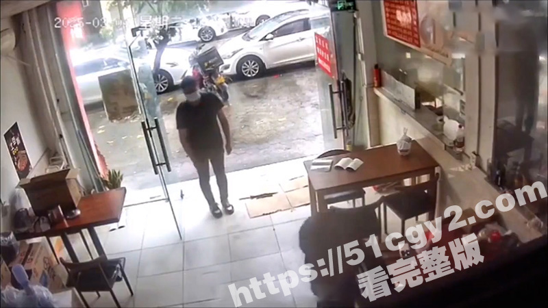 瘸腿男子进店求职被拒相关图片