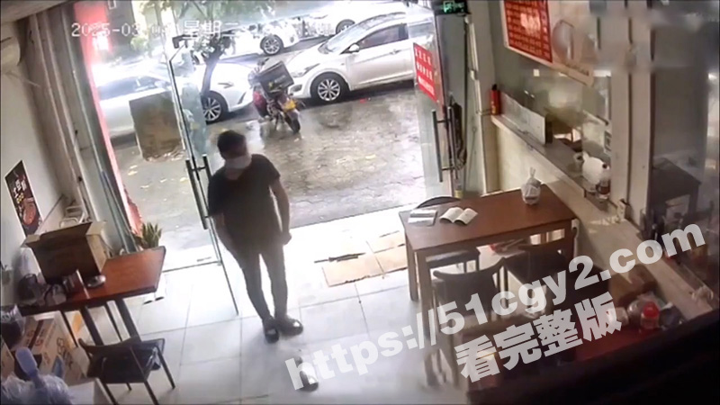 瘸腿男子进店求职被拒相关图片
