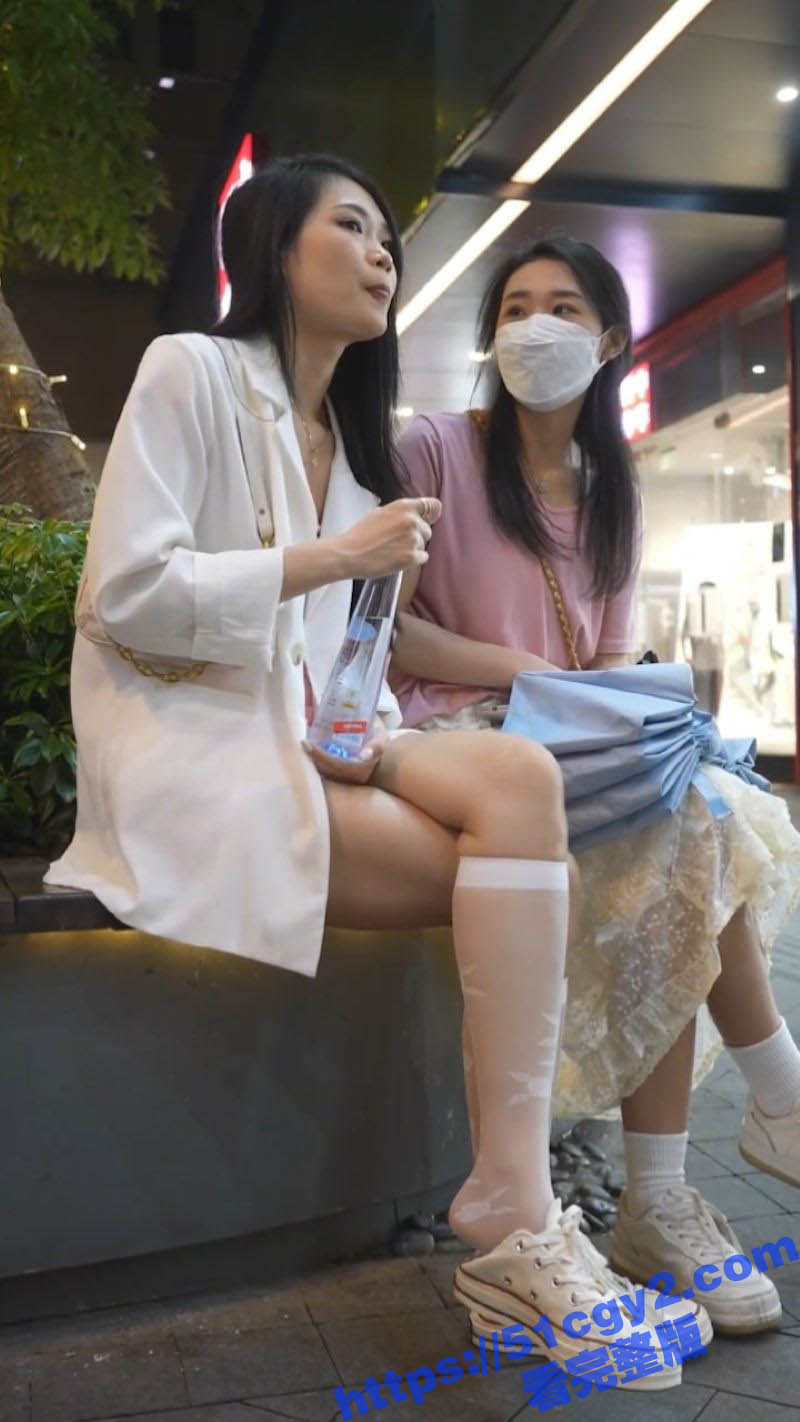 KFC最新抄底偷拍 修长美腿底裤勒鲍 各类型小仙女裙下风光看个够！