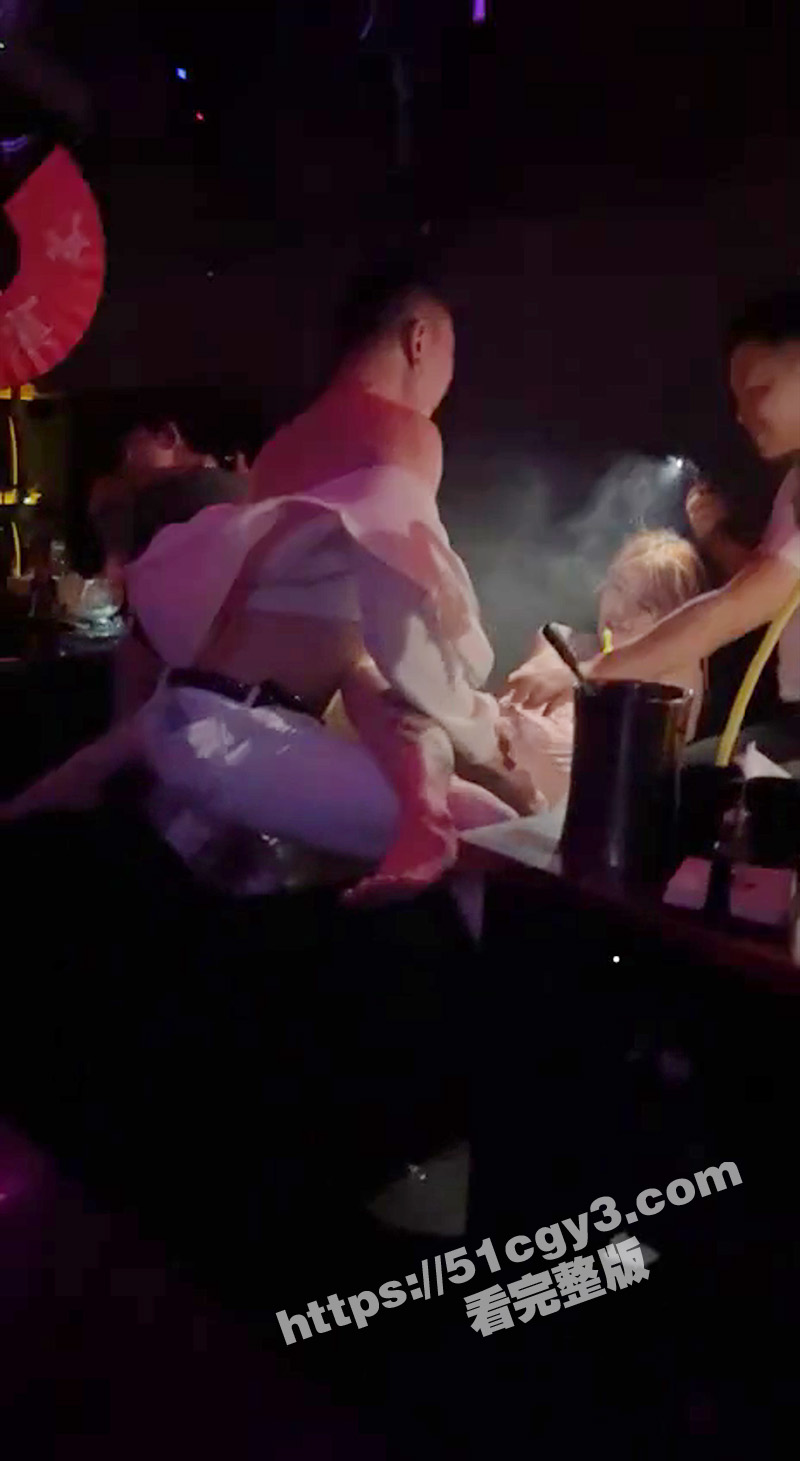 情侣酒吧溜冰 吸嗨后相关图片