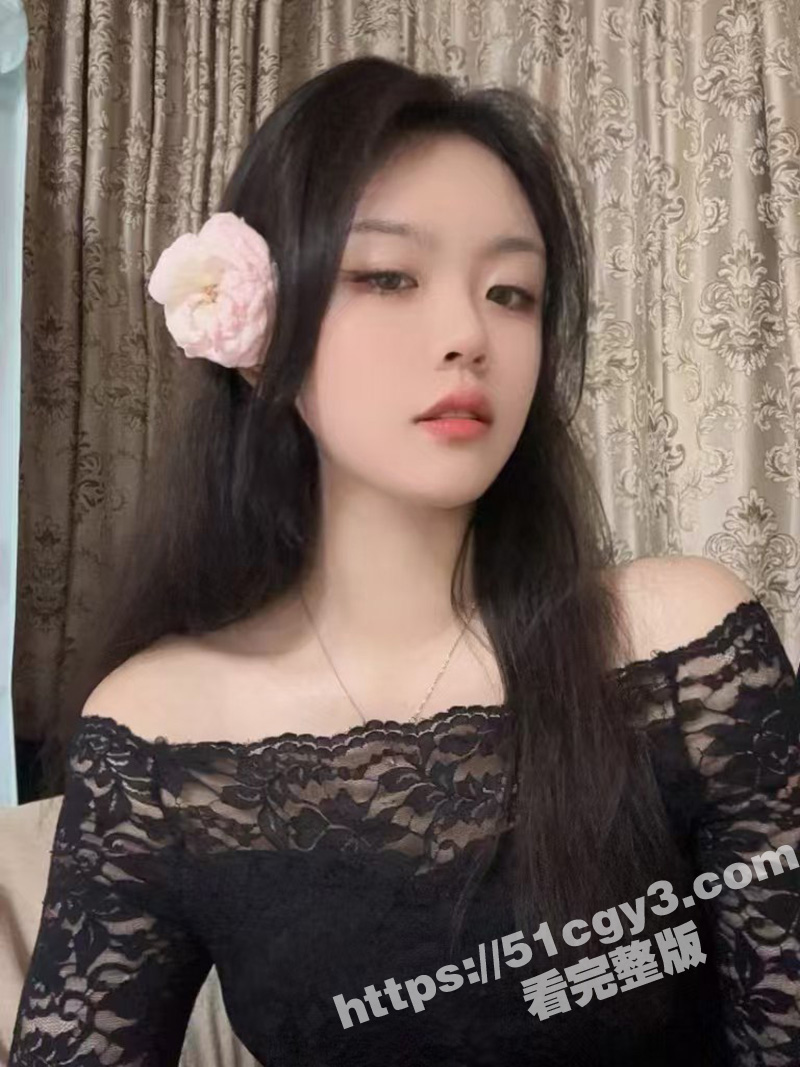 海角乱伦大神 和小嫂子的春天 小嫂子的丝袜是我撕烂的 楼道里是我干的 到家撅屁股也是我囊的！