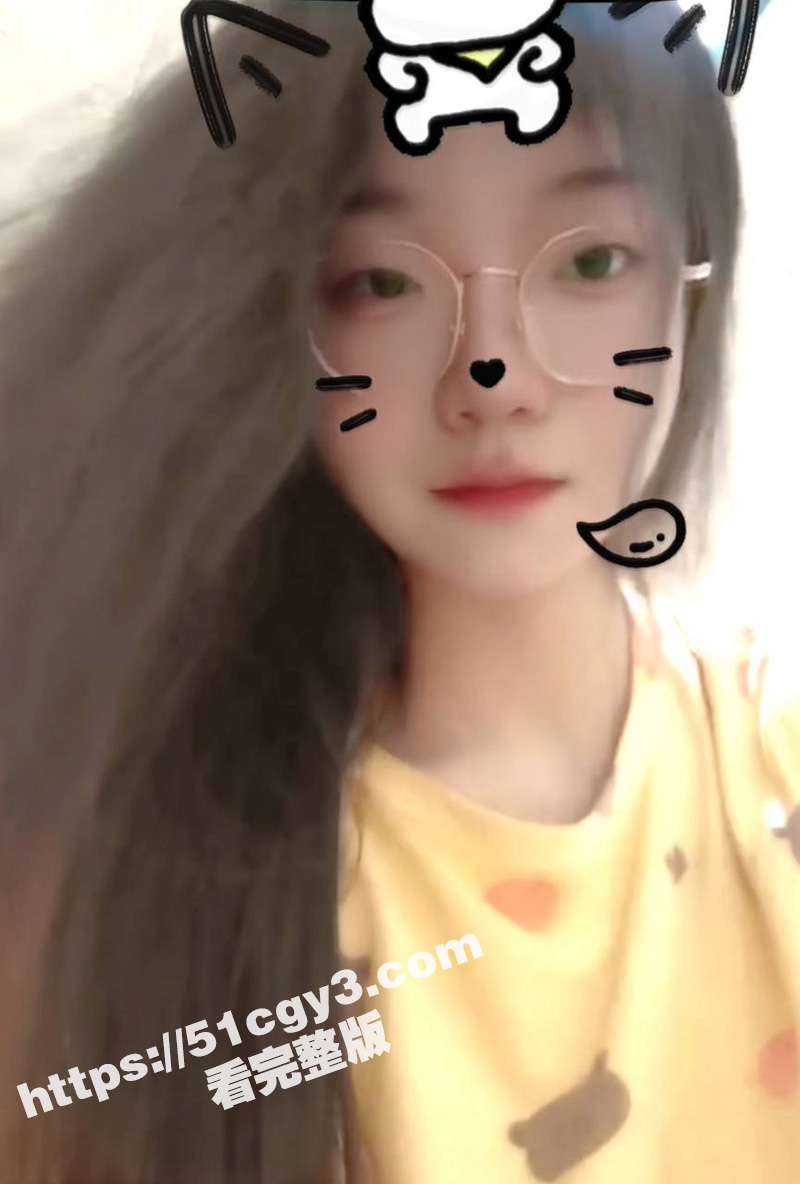 高颜值反差学生眼镜妹相关图片