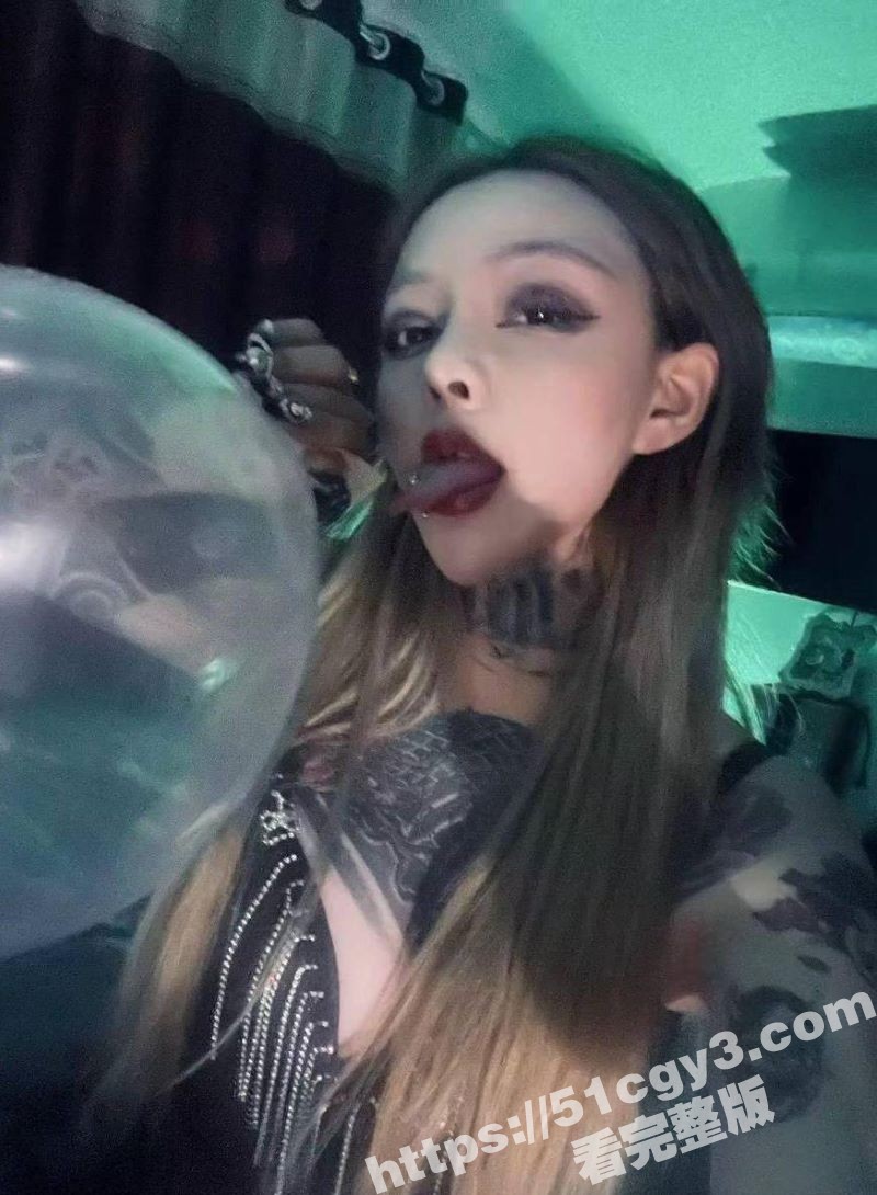 快手纹身网红 还能抱相关图片