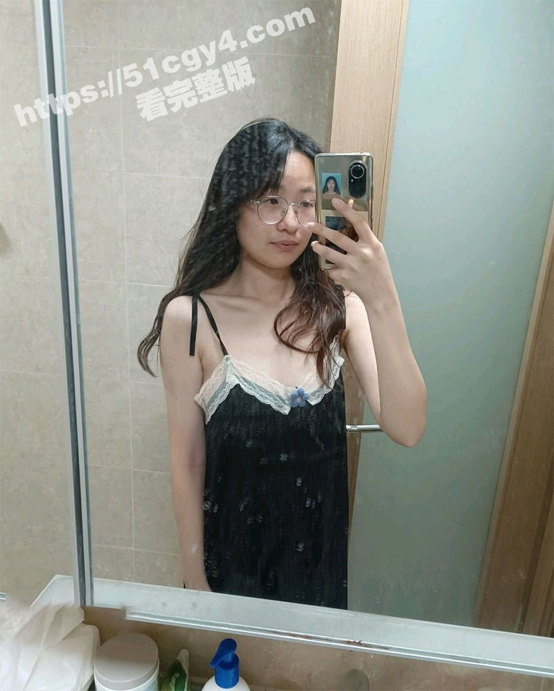 极品大学眼镜妹 粉嫩小穴插满钢笔激情自慰 多汁嫩穴被渣男打桩爆操 白浆铺满地面！