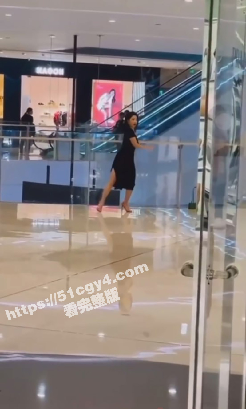 黑裙小姐姐商场跳舞劈叉 忘记了自己没穿内裤 茂密黑森林当场暴露 无码版来袭！