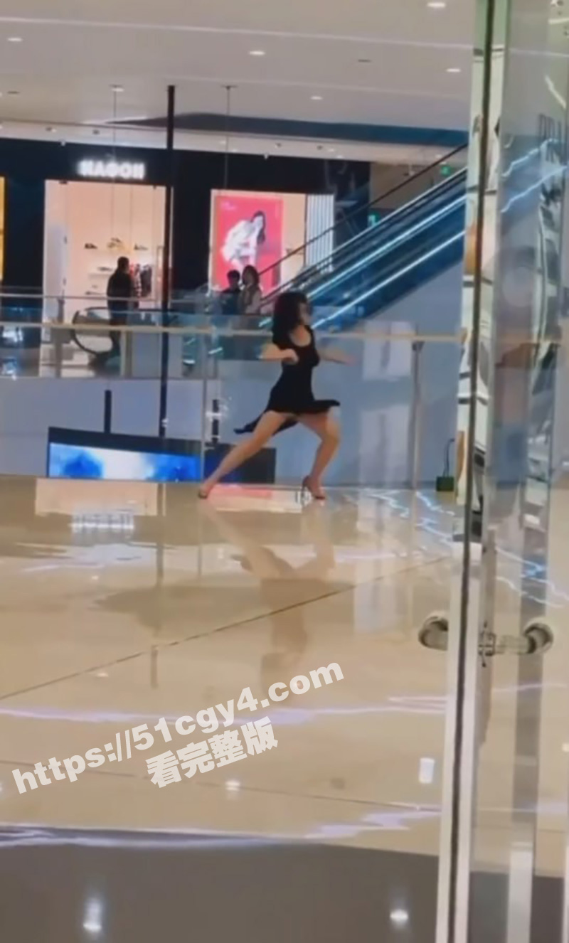 黑裙小姐姐商场跳舞劈相关图片